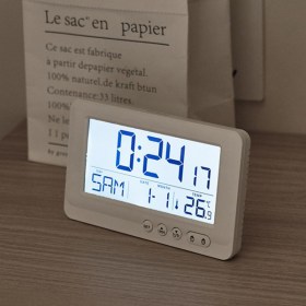Многофункционален цифров часовник с LCD екран - показва температура, време (12H/24H), дата, аларма и има режим на дрямка.